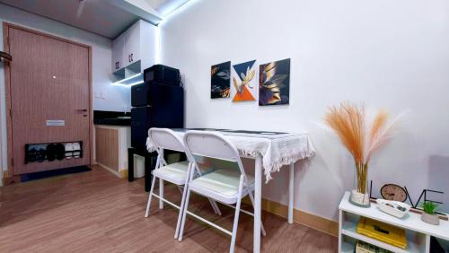 a kitchen with a table and chairs in a room at SMDC PARK RESIDENCE SM City Santa Rosa, Laguna in Ibaba
