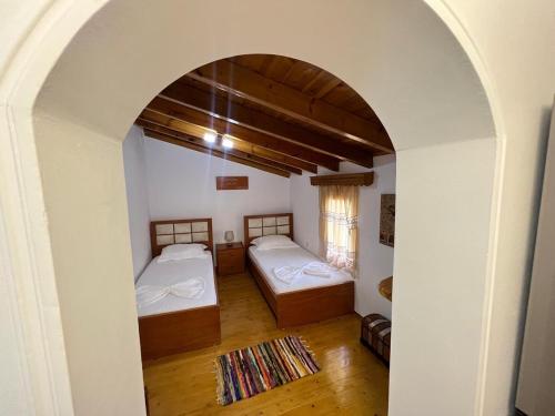 an archway with two beds in a room at Apartment Countryside in Velabishti