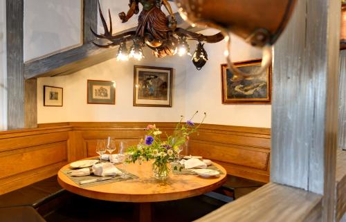 a dining room with a table with flowers on it at Romantik Hotel Gasthaus Rottner in Nürnberg