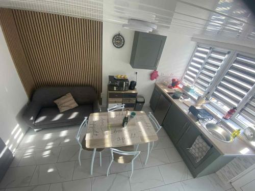 Η κουζίνα ή μικρή κουζίνα στο La petite bulle