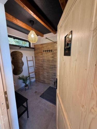 a bathroom with a shower with a glass door at Pensiunea Berg Hill in Băile Olăneşti