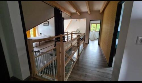 un couloir d'une maison avec un escalier en bois dans l'établissement Le Cocon des Volcans d'Auvergne, à La Chapelle-dʼAlagnon