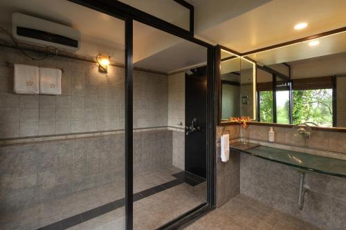 JāmbにあるSaffronStays Cabin in the Woodsの洗面台と鏡のあるバスルーム