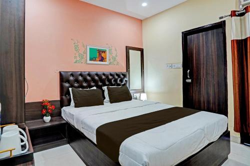 a bedroom with a large bed in a room at Hotel O MVD Inn Gomti Nagar in Lucknow
