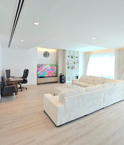 Luxury 3 Bedroom Apt with Private Beach Pool & Gym