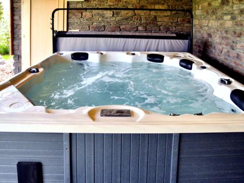 Φωτογραφία από το άλμπουμ του Peaceful Septon chalet spa σε Septon
