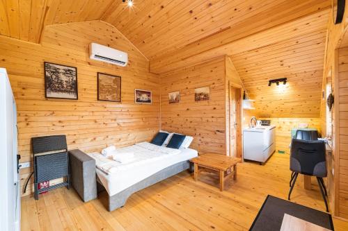 Zgornja VelkaにあるApartma Farm Blissの木製の部屋にベッド1台が備わるベッドルーム1室があります。