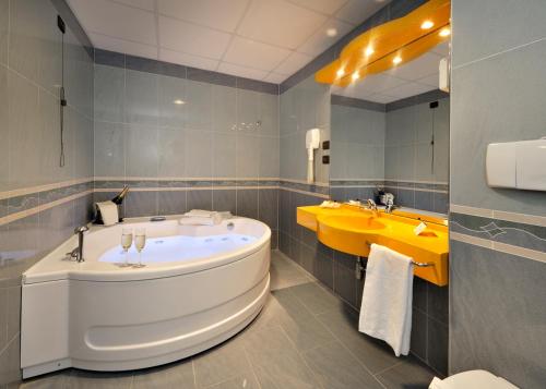łazienka z dużą wanną i umywalką w obiekcie Blu Hotel - Sure Hotel Collection by Best Western w mieście Collegno