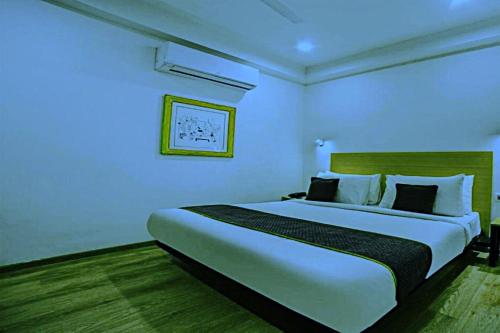 a bedroom with a large bed in a room at Perfect Spot By Highly Recommended Hotels in New Delhi