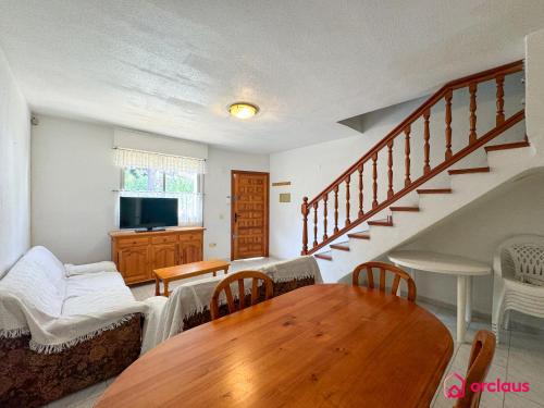 un salon avec une table et un canapé dans l'établissement El Bungalow, à Oropesa del Mar