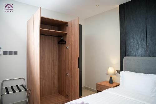 En eller flere senge i et værelse på Marka مركى