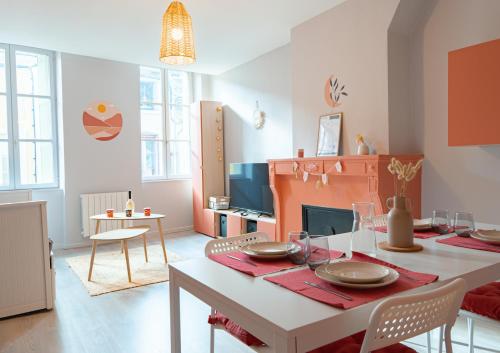 a living room with a table and a dining room at Sur la route des étoilés - BY PRIMO C0NCIERGERIE in Tournus