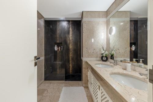 ein Badezimmer mit zwei Waschbecken und einer Dusche in der Unterkunft The Suite QM in Funchal