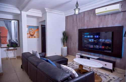 un soggiorno con un divano e una TV di Appartement A3 a Douala