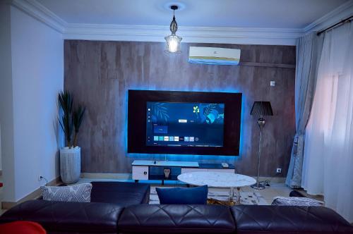 un soggiorno con divano e TV a schermo piatto di Appartement A3 a Douala