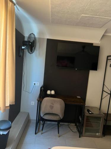 Una televisión o centro de entretenimiento en Niehler Hotel