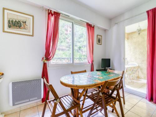 Televisyen dan/atau pusat hiburan di Mougins Hideaway for 4 Guests