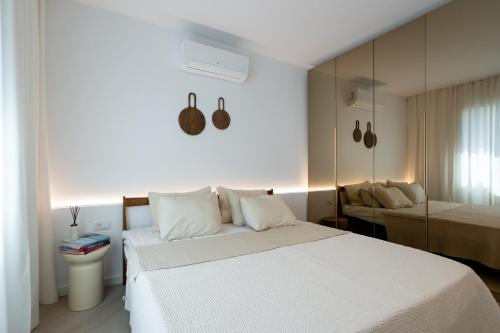 Un dormitorio con una gran cama blanca y un baño. en Cortina Luxe Lodge, en Voluntari