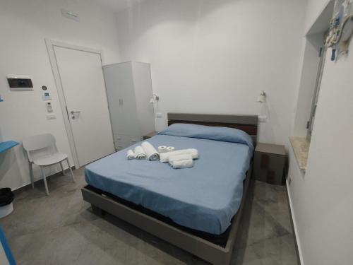 a bedroom with a bed with towels on it at Camere d'a mare in Capo dʼOrlando