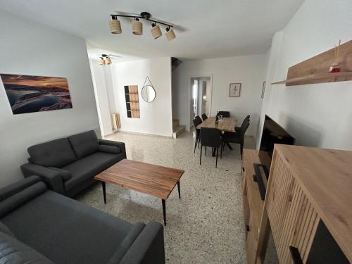 una sala de estar con un sofá y una mesa en El Balcón de La Noguera, en Huéscar