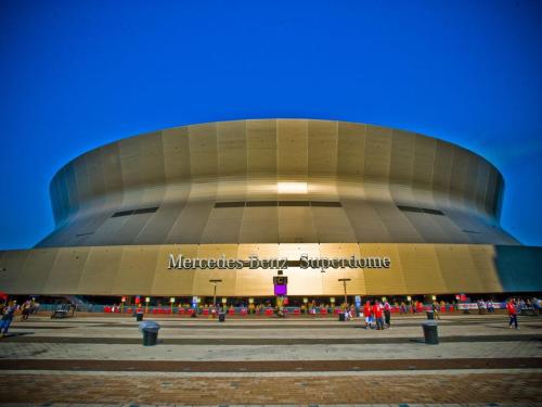 a large building with people in front of it at Creole Nest 3 in New Orleans