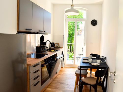 Køkken eller tekøkken på Larimar Apartment - Vollausstattung - WLAN - Balkon