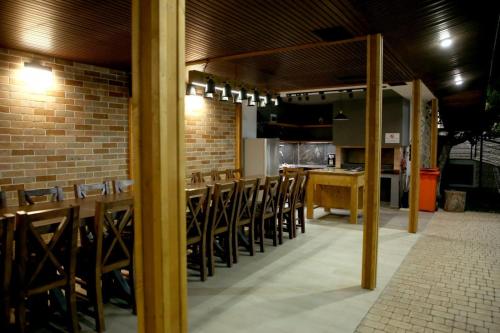 Waterfall pool villaにあるレストランまたは飲食店