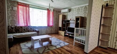 una sala de estar con un sofá y una mesa en Kodune puhkus, 