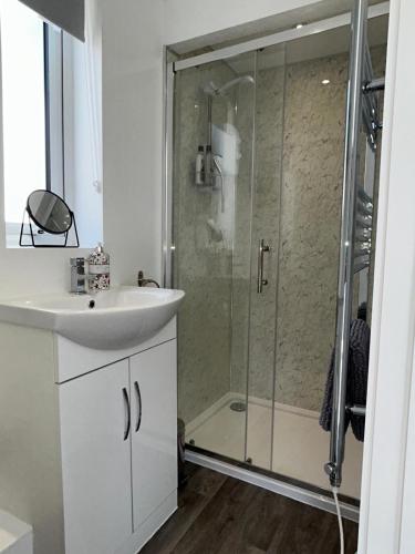 Bilik mandi di Forest View Annexe