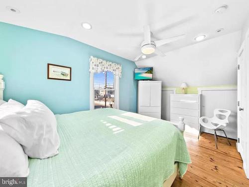 Postel nebo postele na pokoji v ubytování Ocean Side Private Yard Beach Badges Deck Patio Wifi Washer & Dryer Keurig