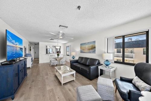 Televiisor ja/või meelelahutuskeskus majutusasutuses Absolute Paradise Ami-Private Beach Access-Water Views From Every Window-Heated Pool- Walk To 14 Restaurants