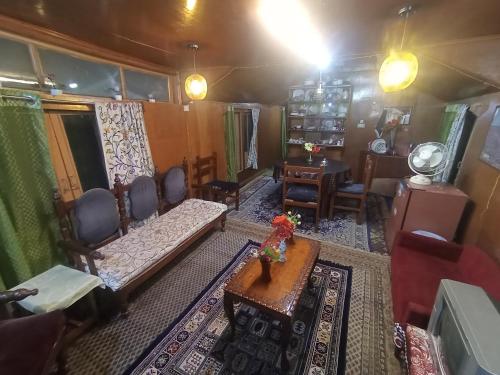 Ruang duduk di Kashmir View group of Houseboat