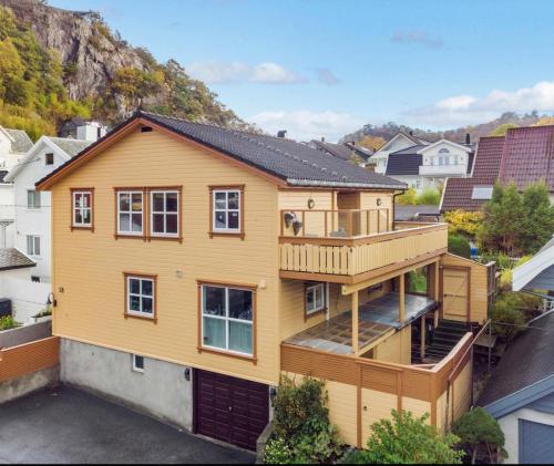 una grande casa di legno con un balcone in una città di Villa Hana a Sandnes