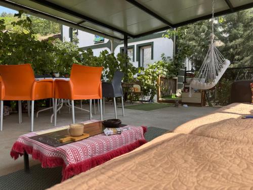 Posezení v ubytování Adem's Cozy Terrace Retreat