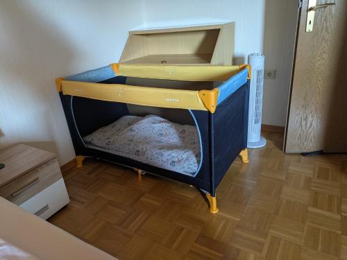Cama o camas de una habitación en Ferienwohnung Gerstetten 85 qm - 2 Schlafzimmer - Küche mit großem Essbereich - Wohnzimmer - Balkon - Bad - ruhige Lage