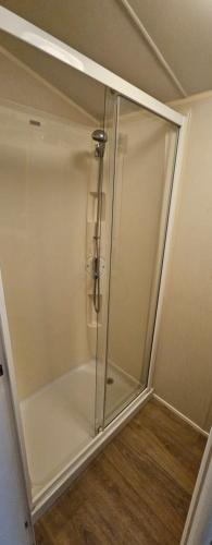 eine Dusche mit Glastür im Badezimmer in der Unterkunft Large View 11 in Tattershall