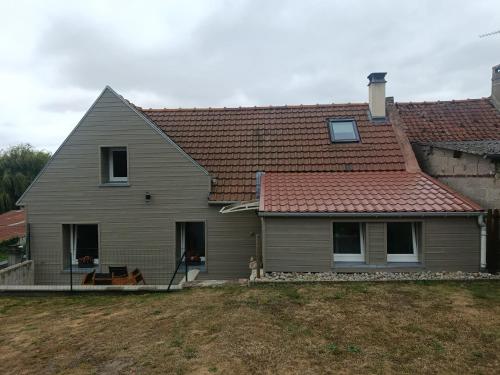 Das Gebäude in dem sich das Ferienhaus befindet