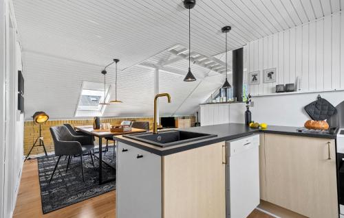 Η κουζίνα ή μικρή κουζίνα στο 2 Bedroom Stunning Home In Skjern