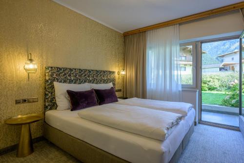 Hotel Jägerhof Mayrhofenにあるベッド