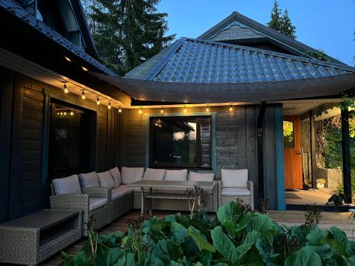 un patio con divano, tavolo e sedie. di Villa Laura a Savonlinna