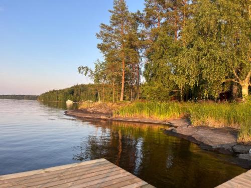 vista sul fiume con molo in legno di Villa Laura a Savonlinna