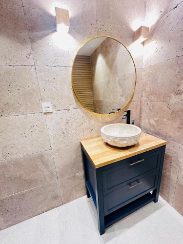 a bathroom with a sink and a mirror at Casita Independiente encantadora in El Campello