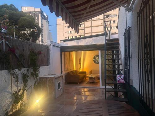 a small patio with a couch in a building at Casita Independiente encantadora in El Campello