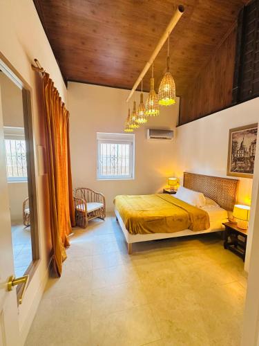 a bedroom with a bed and a wooden ceiling at Casita Independiente encantadora in El Campello