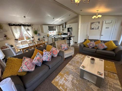 Χώρος καθιστικού στο Indulgence Lakeside Lodge i2 with hot tub, private fishing peg situated at Tattershall Lakes Country Park