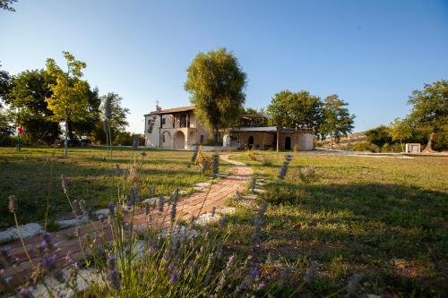 an old house in the middle of a field at Agriturismo Verdebosco in Roccamorice
