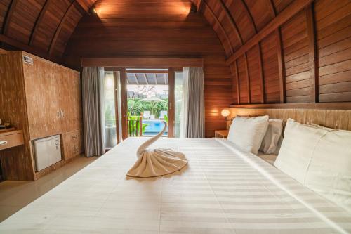 Uma Mani Villa Jimbaranにあるベッド