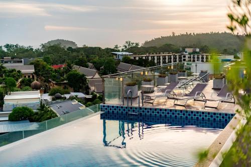 Bazén v ubytování OZONE Best Studio After Renovation 2025 nebo v jeho okolí