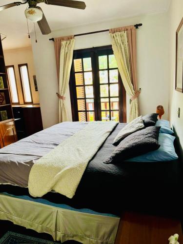 a bedroom with a bed and a window at Linda Suite Master no Jd Marajoara em Casa de Alto Padrão in Sao Paulo