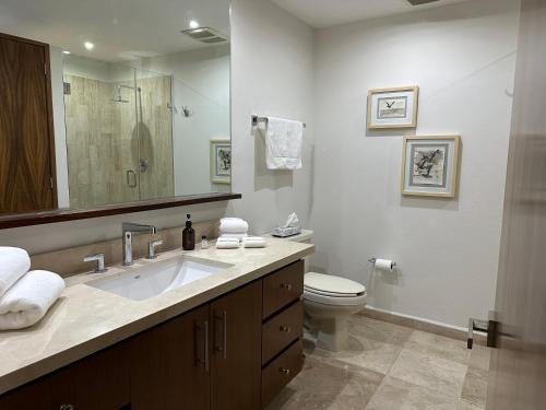 Koupelna v ubytování One Bed 2 Bath, at Playa Royale Condo 3102, Free WIFI